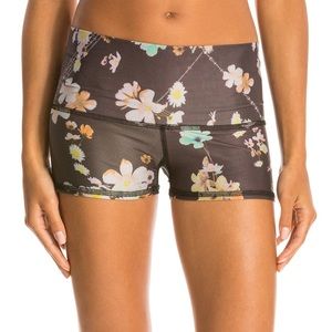 Teeki “wild flower sun short”